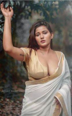 Hot Desi Girl In Saree